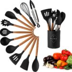 "مجموعة أدوات مطبخ مكونة من 14 قطعة من السيليكون المقاوم للحرارة، بمقابض خشبية طبيعية، تشمل ملعقة، مغرفة، خفاقة، أدوات تقليب وتقديم، تصميم أنيق وآمن وخالٍ من BPA"