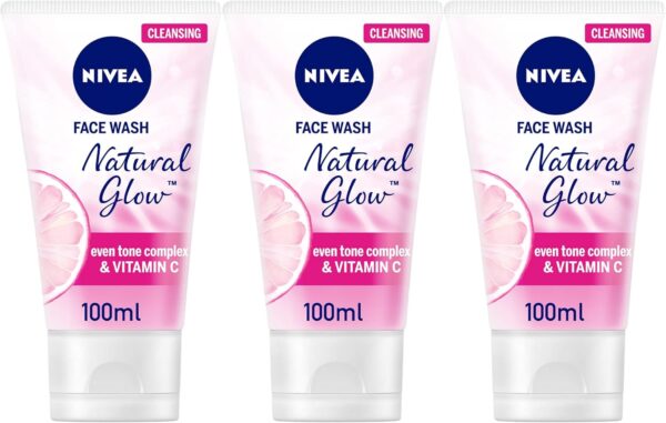 "غسول نيفيا للوجه بفيتامين C وE، توهج طبيعي وتوحيد لون البشرة، تنظيف عميق ونعومة فائقة، عبوة 3×100 مل"